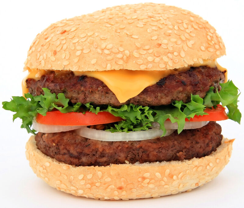 Hamburguesa doble de ternera. Tomate, lechuga, cebolla y queso cheddar en pan de chapata. 8 €.