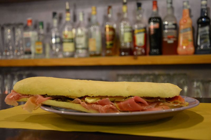 Frusta con prosciutto crudo, pecorino e melanzane grigliate