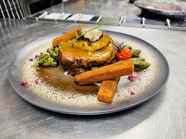 Le filet de boeuf façon Rossini accompagné de polenta pannées, asperges vertes et Truffes
Un regal, la truffe fait son effet !