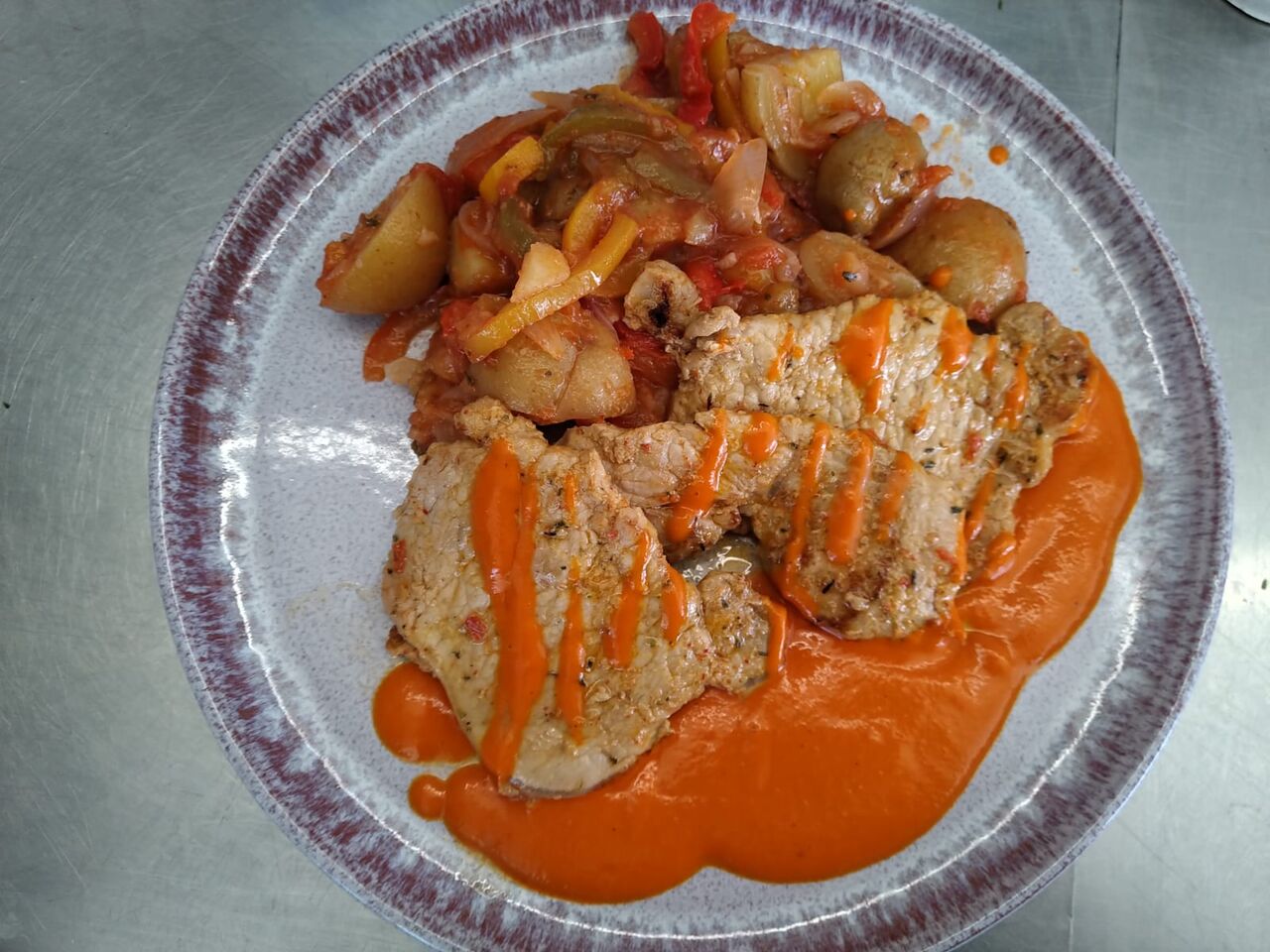 Lomo au piment d'Espelette, salade de pomme de terre, poivrons et oignons confits