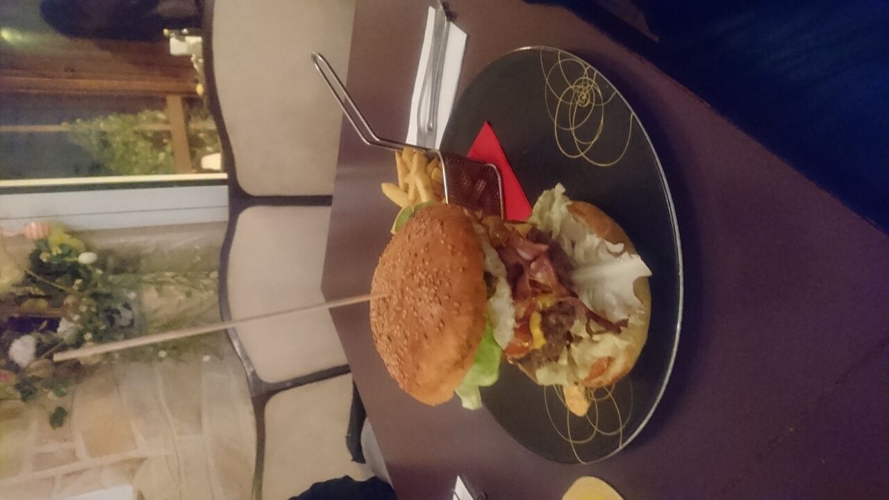 Hier unser Maki Joe XXL mit ca. 340gramm feinstes Ochsenfleisch, Spiegelei gegrilltes Gemüse, Pommes und und und für nur 14,80€