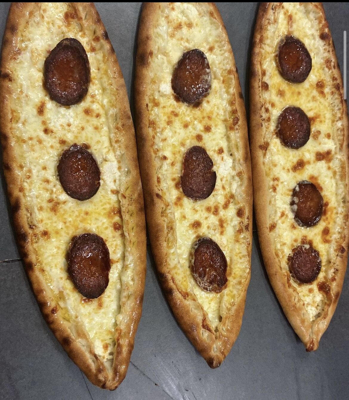 Pide turc au fromage et sucuk ( saucisson turc )