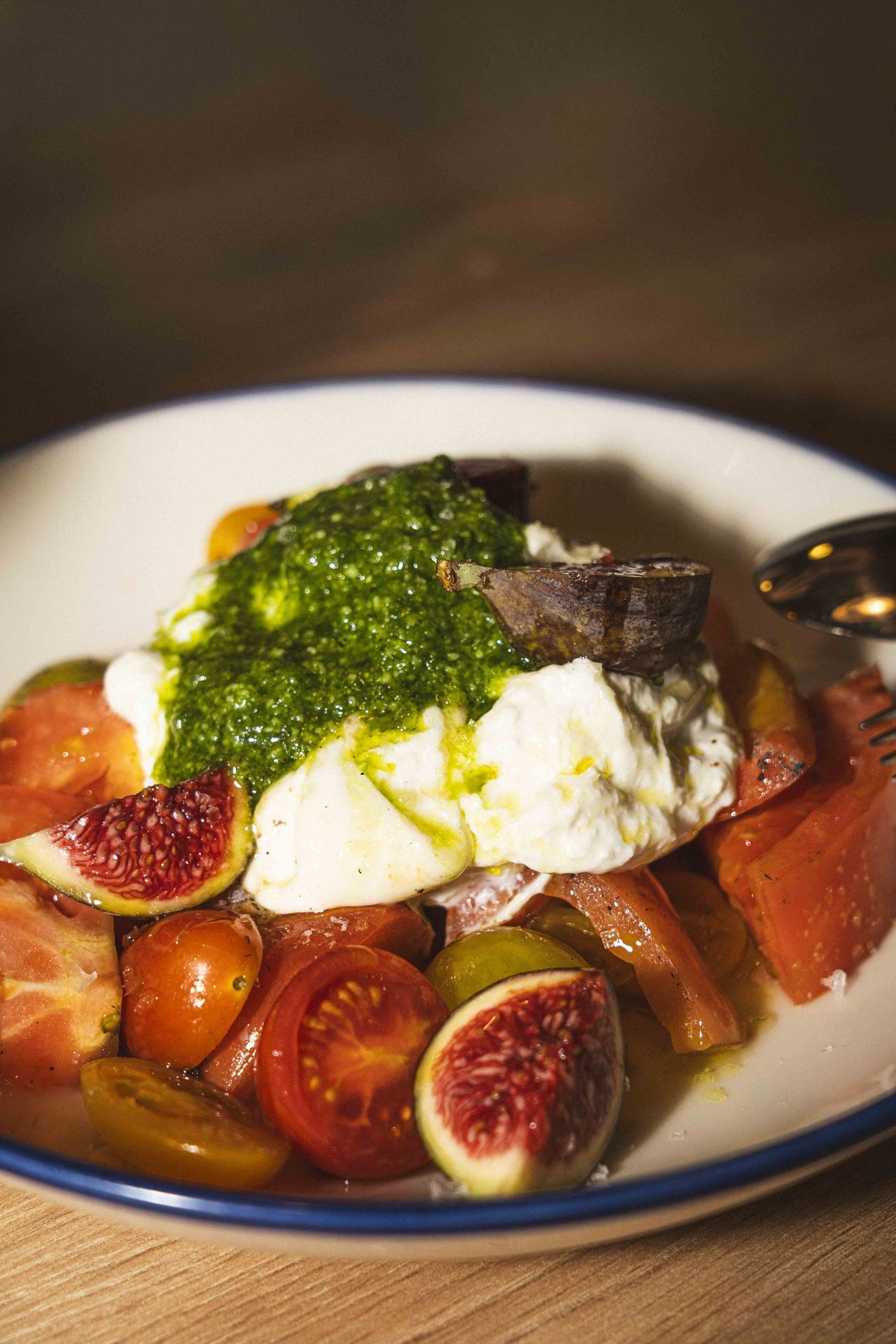 burrata affumicata con tomates al josper y pesto