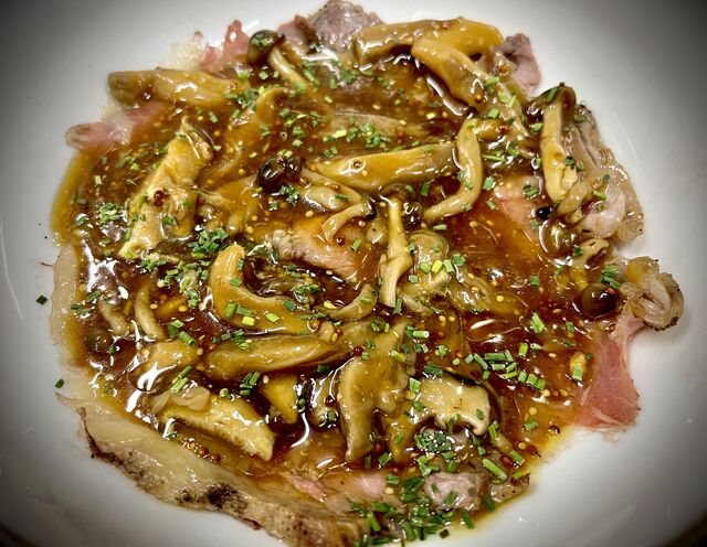 Rosbif con setas y salsa de mostaza y wasabi