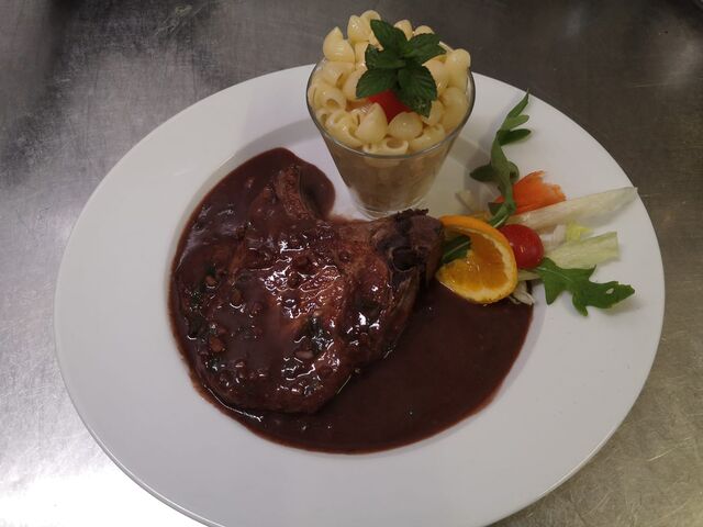 Schweinekotelett mit Chianti Sauce und Nudeln