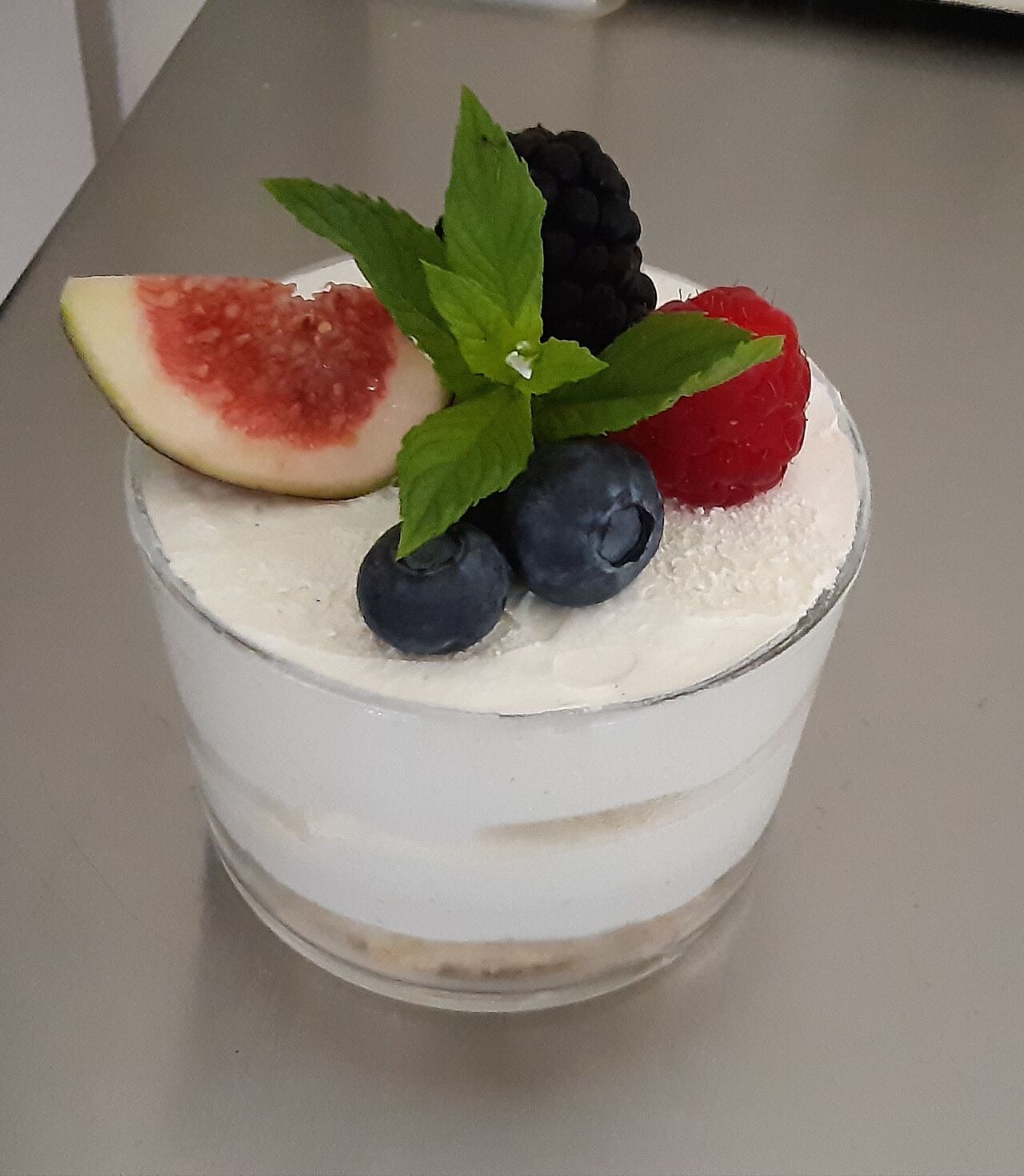 Torte aus dem Glas! Geschichtete Vanillecreme mit frischen Früchten garniert