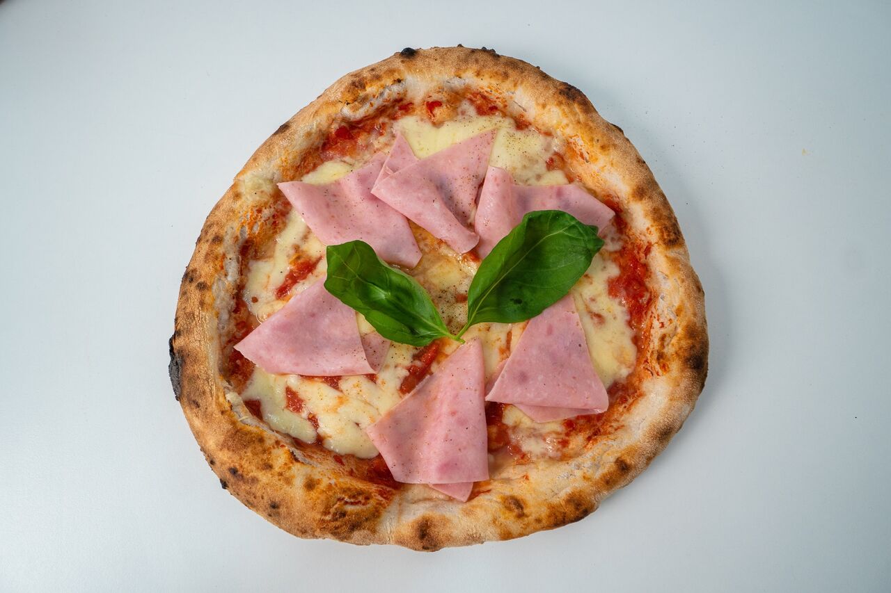 PIZZA PROSCIUTTO E POMODORO.
