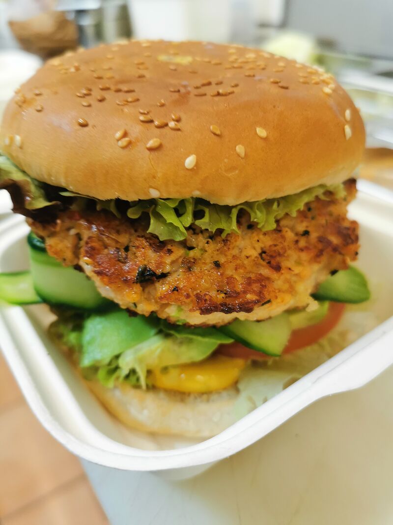 Lachsburger ausser Haus