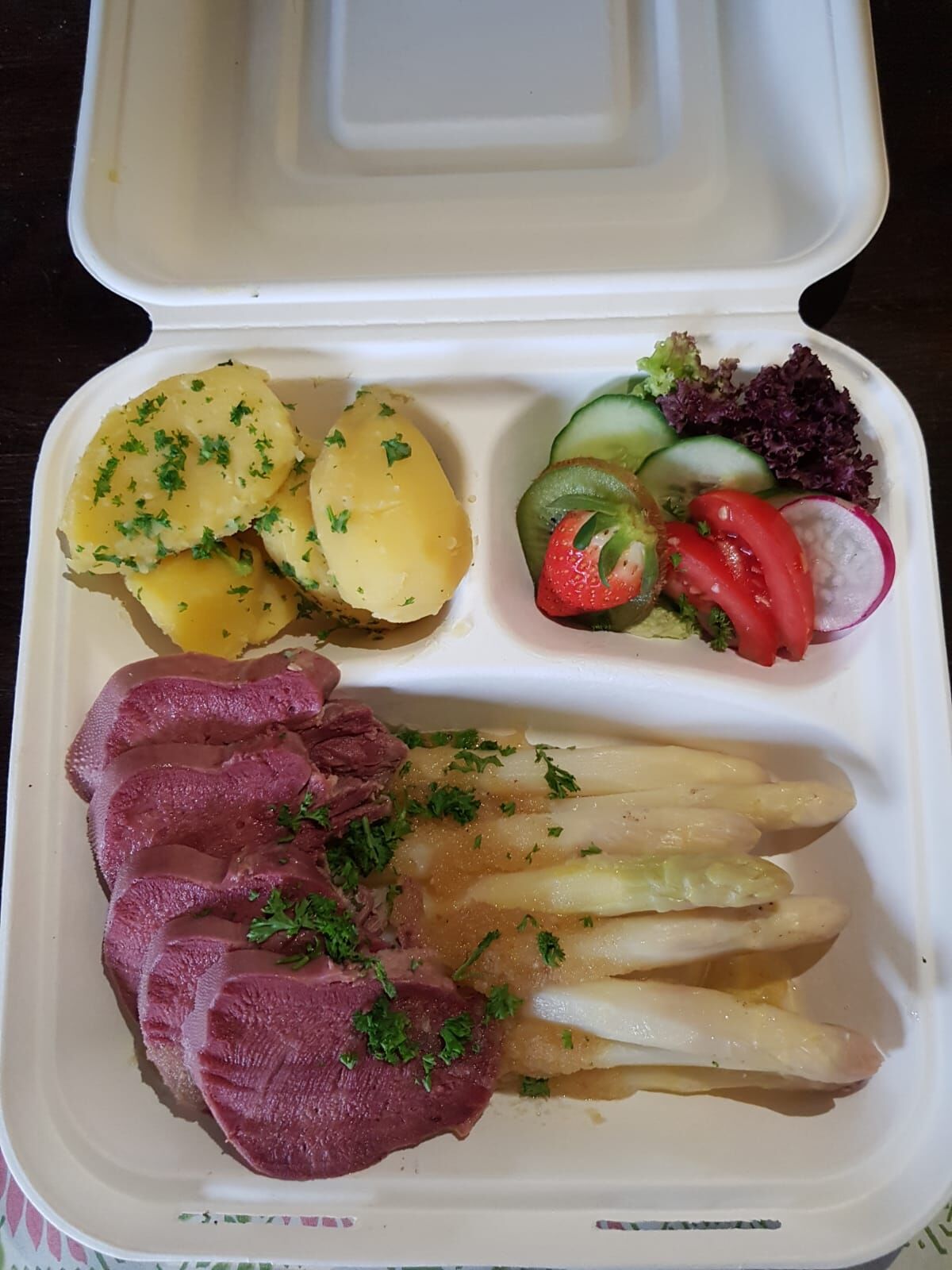 Abhol-und Lieferservice
Rinderzunge mit Spargel und Petersilienkartoffeln