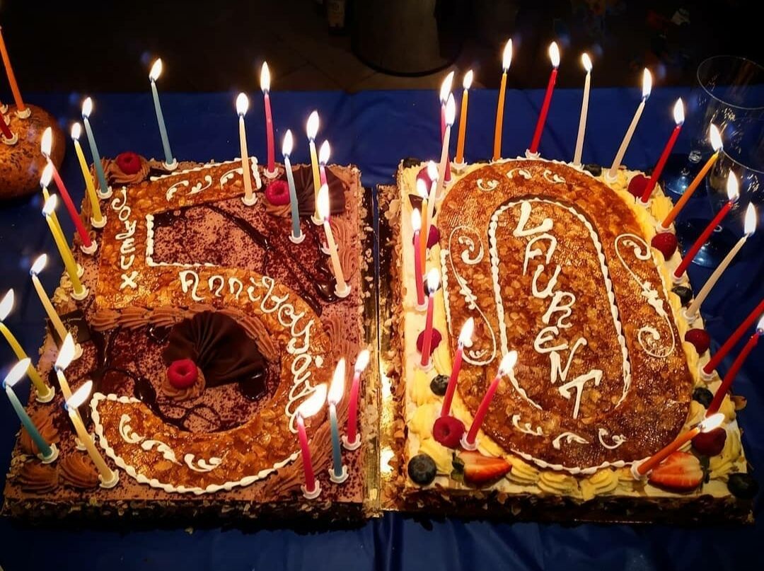 Deux entremêts (chocolat et framboise-passion)
Chiffres personnalisés en nougatine