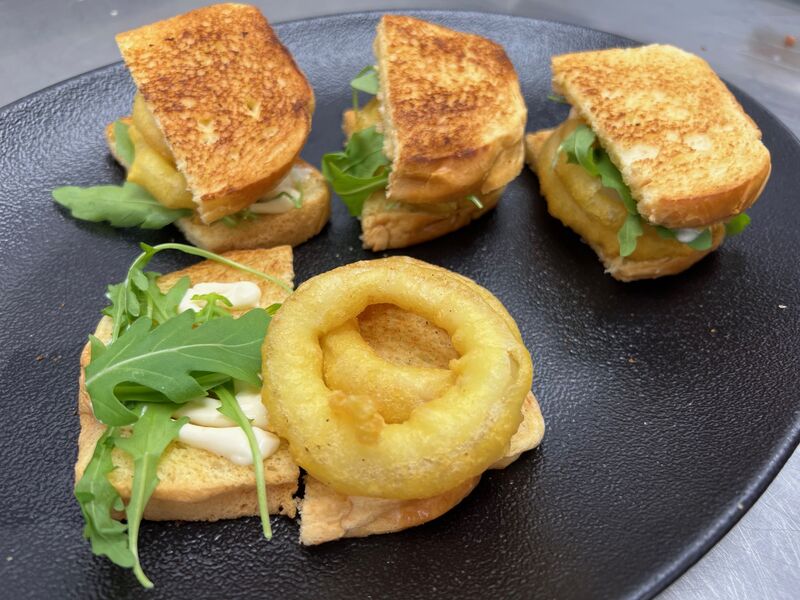 Brioix amb calamars a la Romana i maionesa cítrica