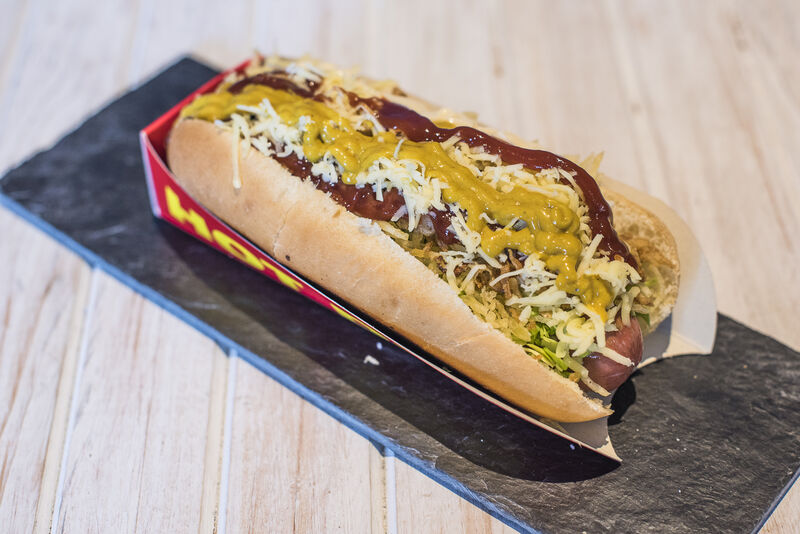 Perro caliente XL (17 cm) con salchicha frankfurt cocida con salsas, patata paja, cebolla, repollo y queso