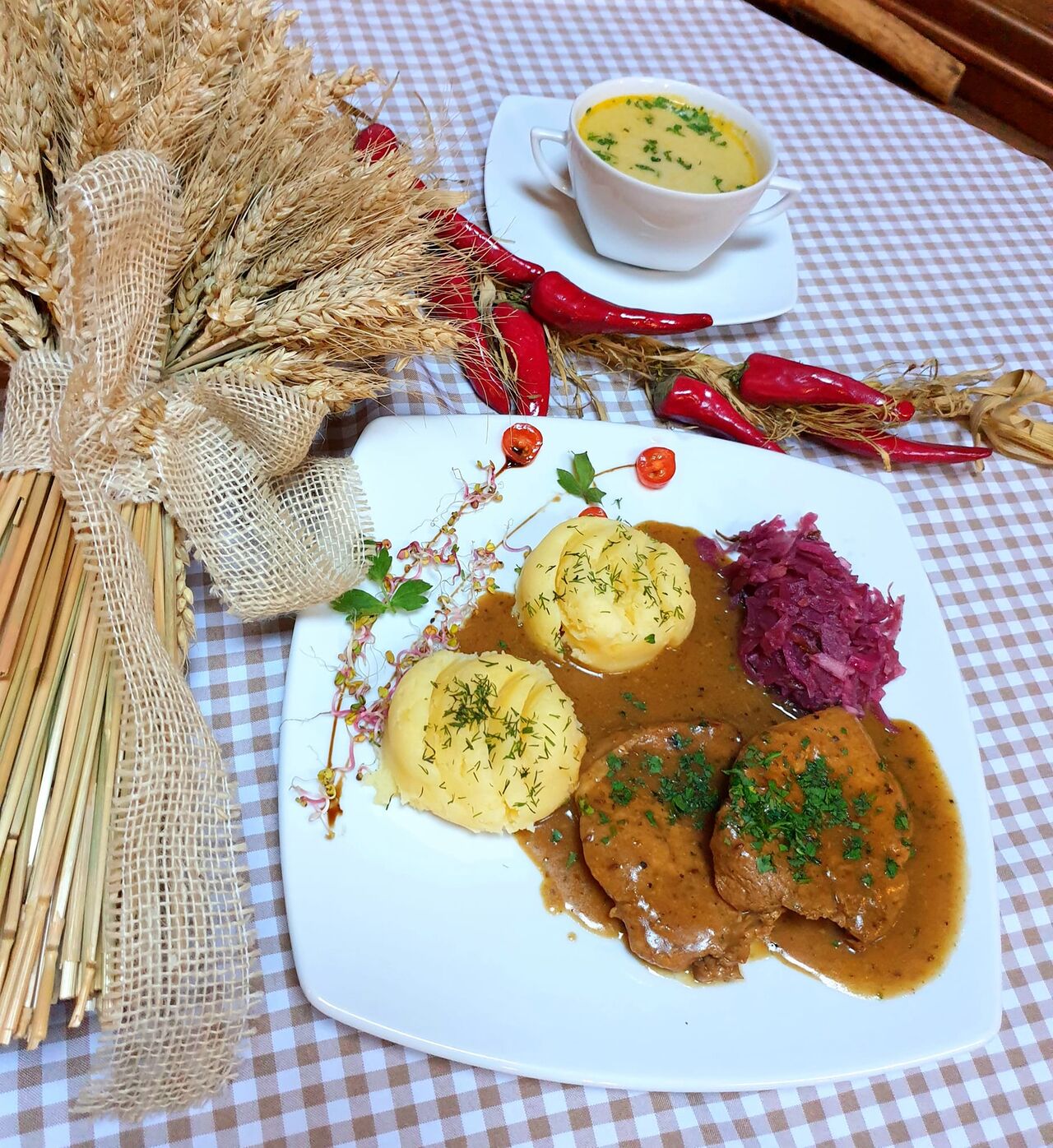 🍖 Dania Główne – Mięsa, Ryby i Regionalne Specjały