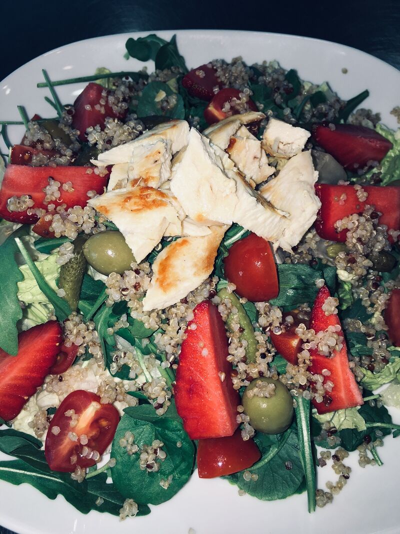 Mezclum de Lechuga quinoa pollo y fresas frescas