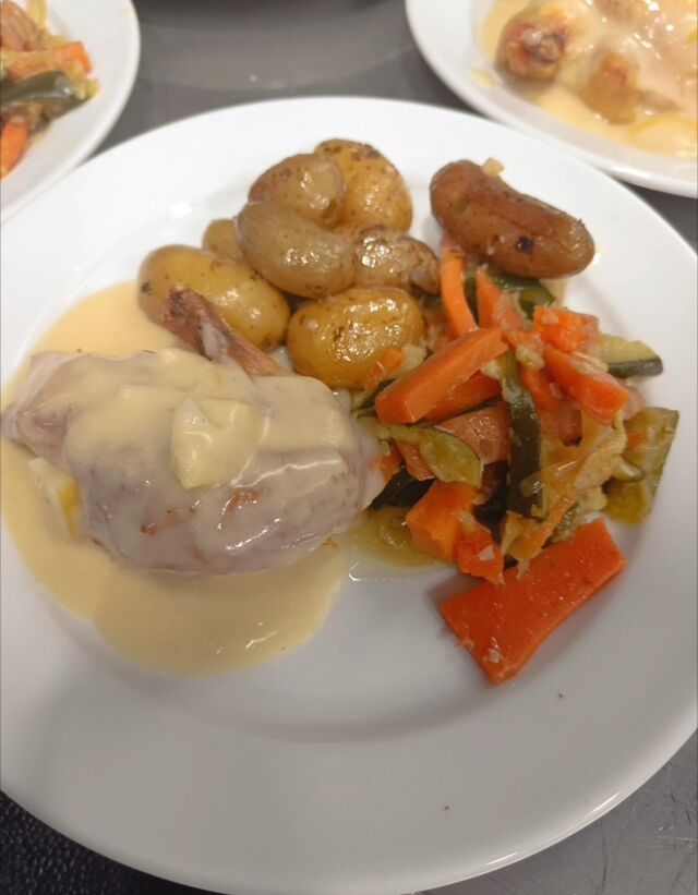 Suprême de poulet sauce citron, pommes de terre grenaille et poêlée de légumes