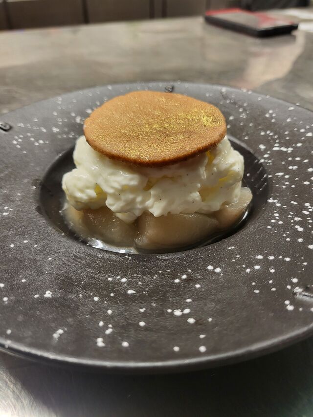 La poire pochée émulsion cheesecake et sablé vanille