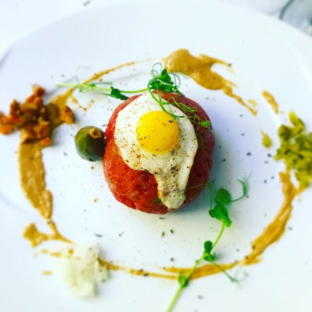 Befsztyk tatarski z sezonowanej wołowiny podwędzanej palonym sianem, z musem rydzowo-musztardowym, jajkiem przepiórczymi i domow