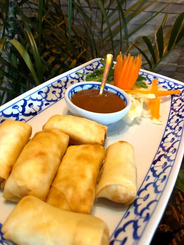 Yor Cheun - Selbstgemachte knusprige Frühlingsröllchen mit Gemüse und Glasnudeln gefüllt, dazu selbstgemachte Süß-Sauer-Sauce