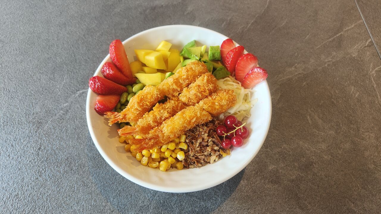 Poke bowl tempura crevettes .