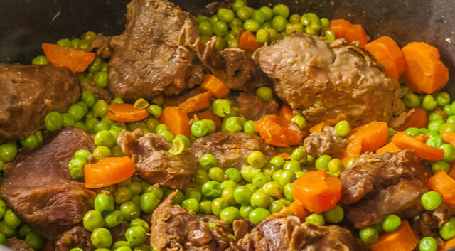 JOUES DE BOEUF AUX CAROTTES ET PETITS POIS