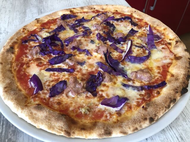 Pizza cavolo: pom, mozz, salsiccia, gorgonzola, cavolo viola.