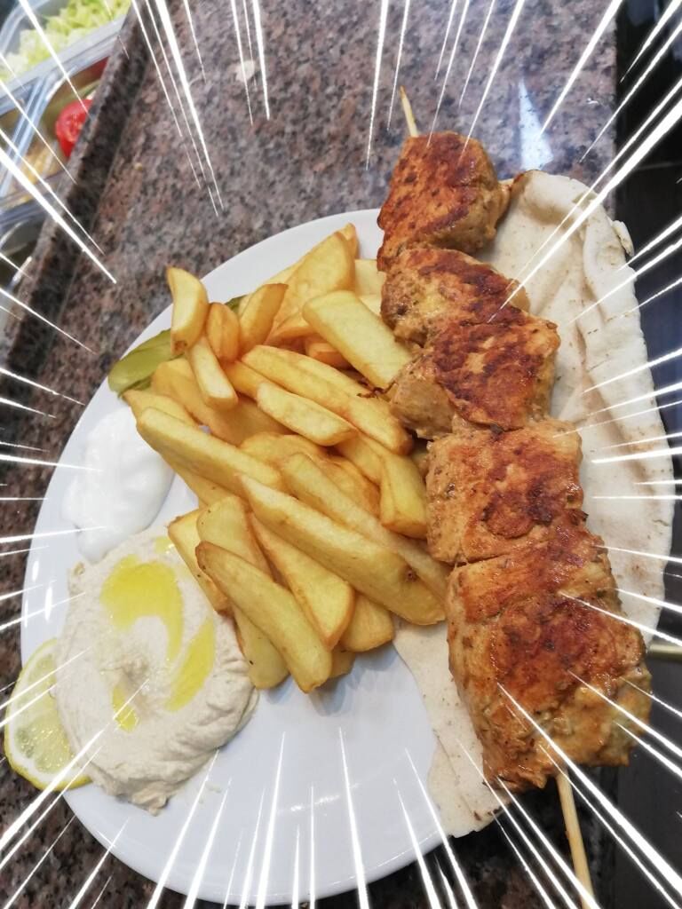 Chiche Tawook: Brochette de filet de poulet marinée avec de crème d'ail et de frite 