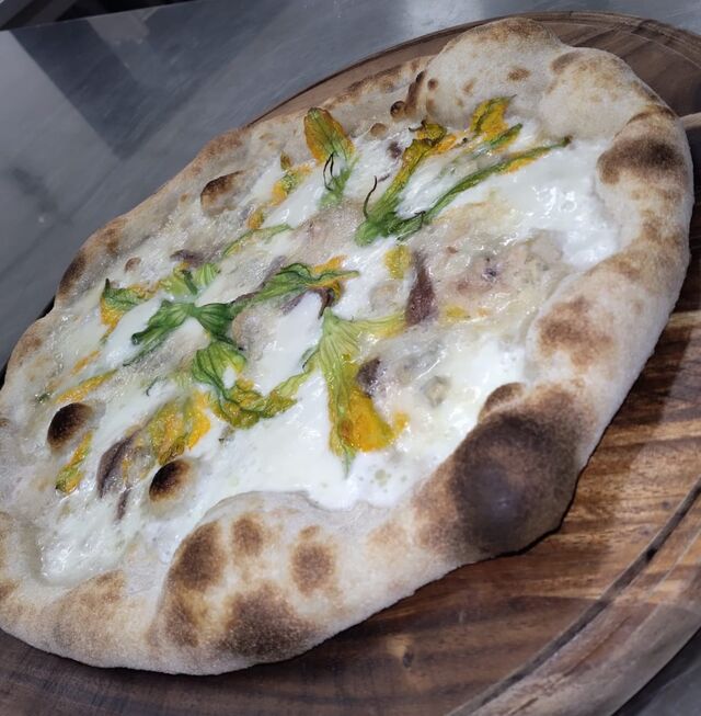 Betty: base bianca, fiori di zucca, gorgonzola e acciughe