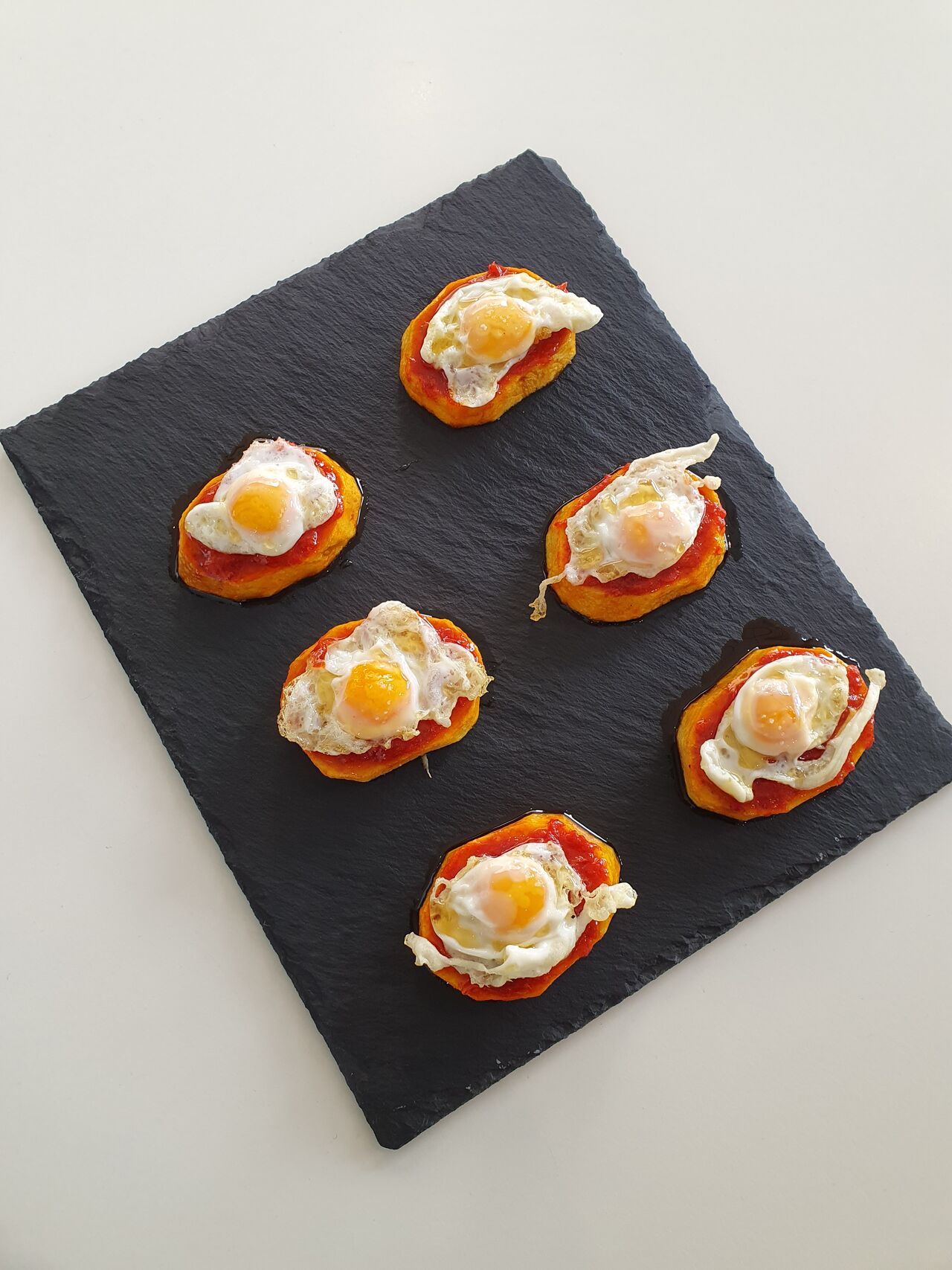 Tosta con sobrasada y huevo de codorniz