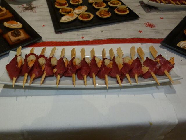 brochette de crevette marinée entourée de magret de canard fumé