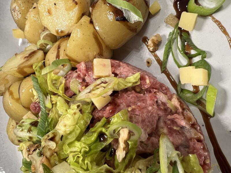 Le Tartare de Boeuf, Comté, Noix, Moutarde de Reims, Salade et Pommes de Terre