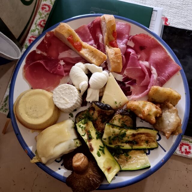 Antipasto unico misto con vari prodotti locali 