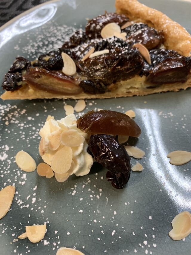 La Tarte aux Pruneaux, Dattes et Cannelle
