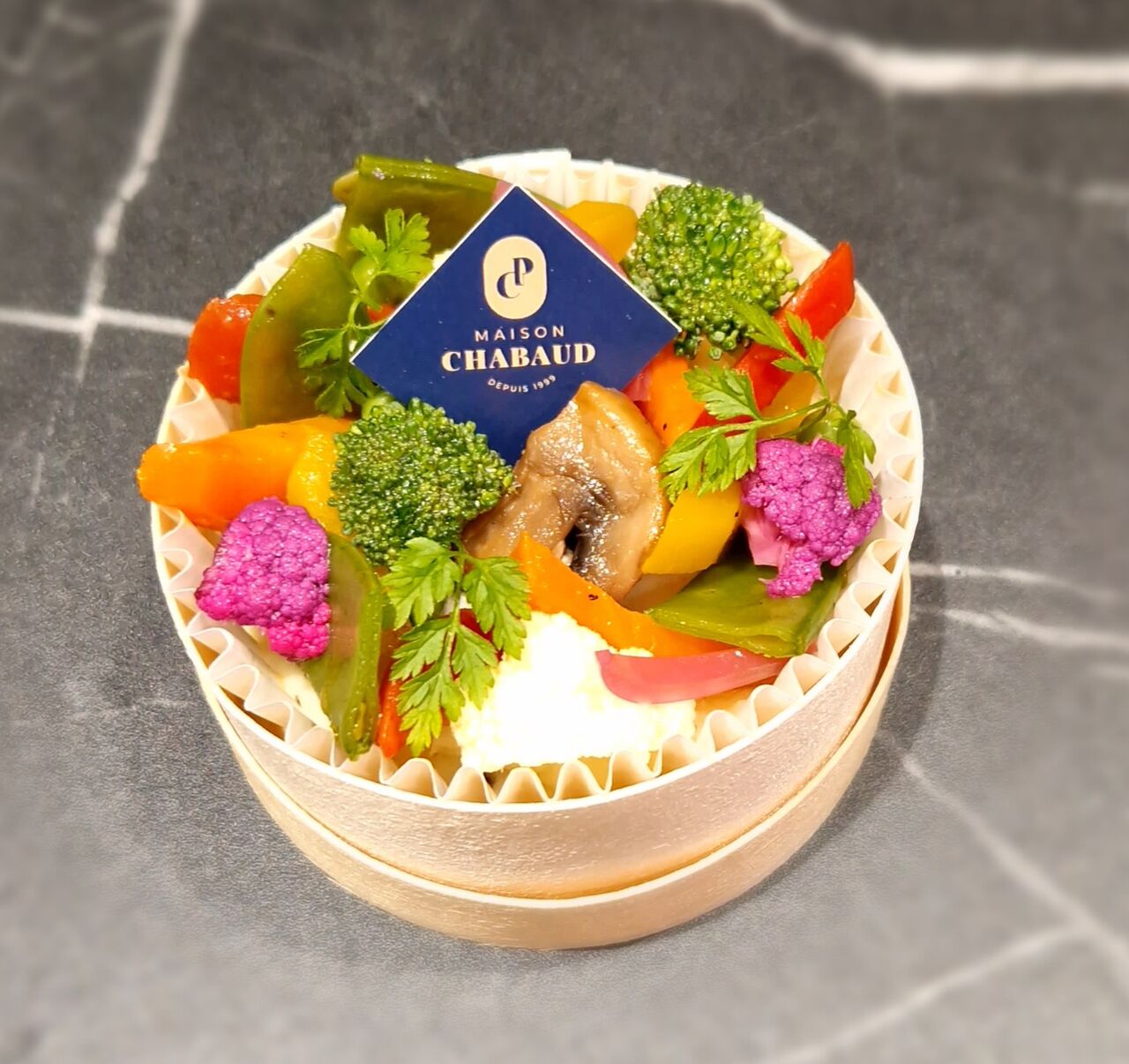 Bouquetière de légumes de saison sur une purée