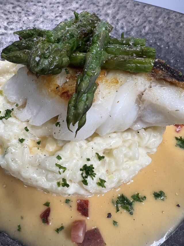 Le Dos de Cabillaud Skrei, Sauce Chorizo, Risotto aux Pointes d’Asperges