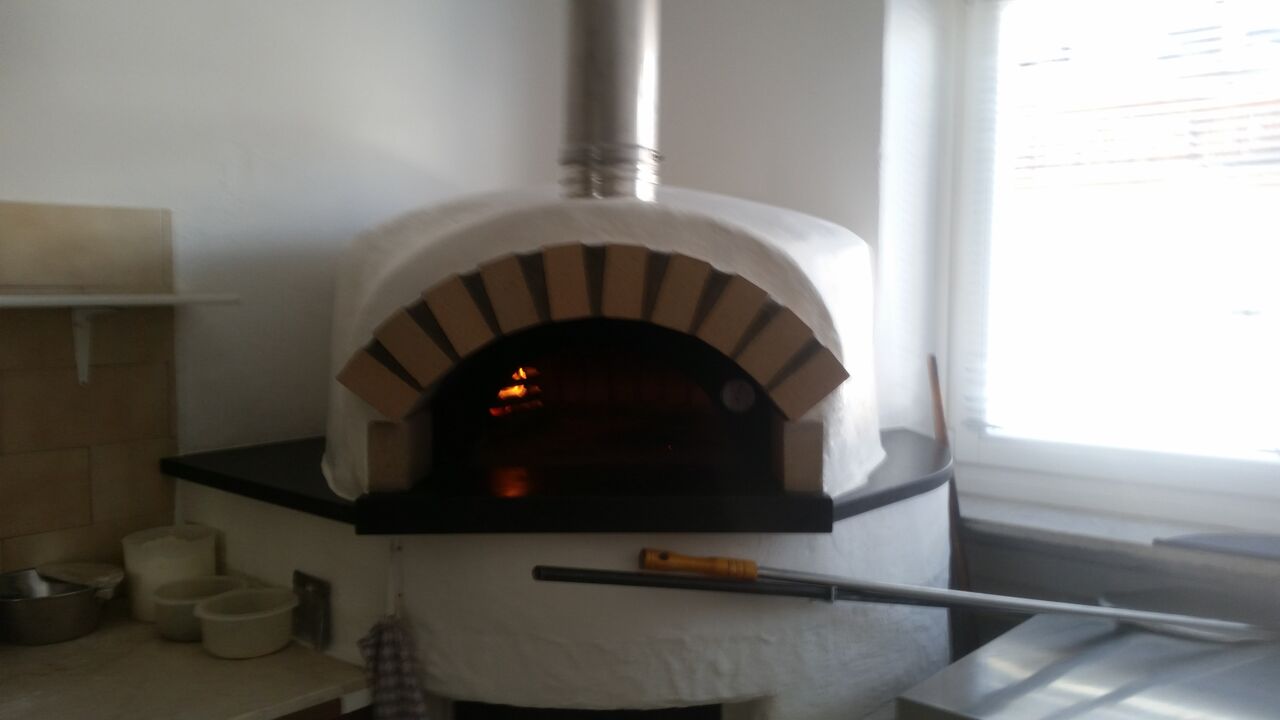 Pizza aus dem traditionellen Holzofen