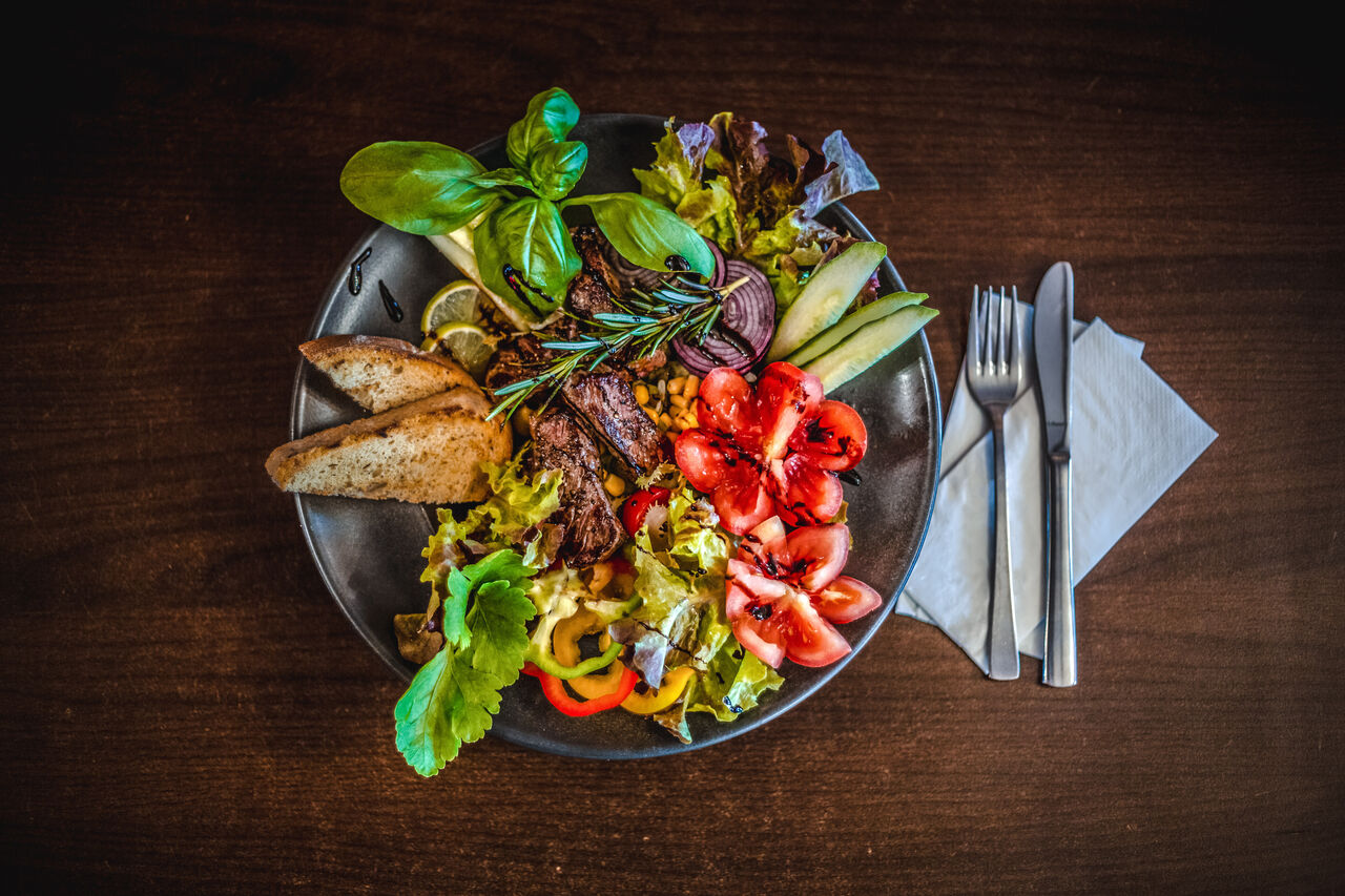 gemischter Salat mit Rumpsteak-Streifen