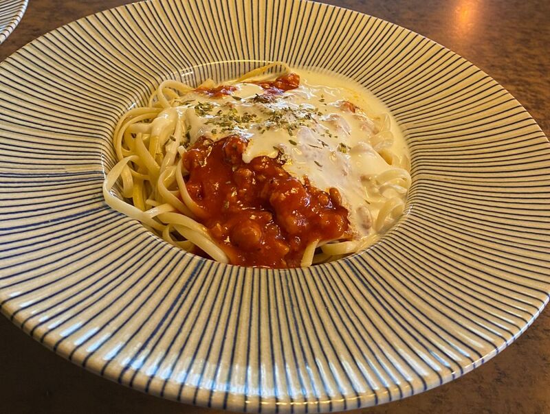 Tallarines Bolognesa con cuatro quesos 