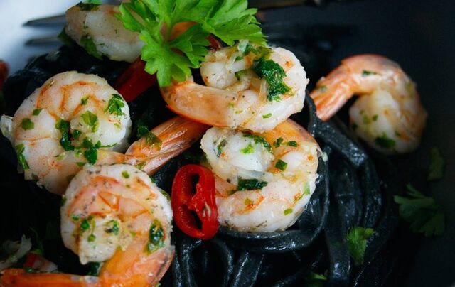 Black tagliatelle z krewetkami