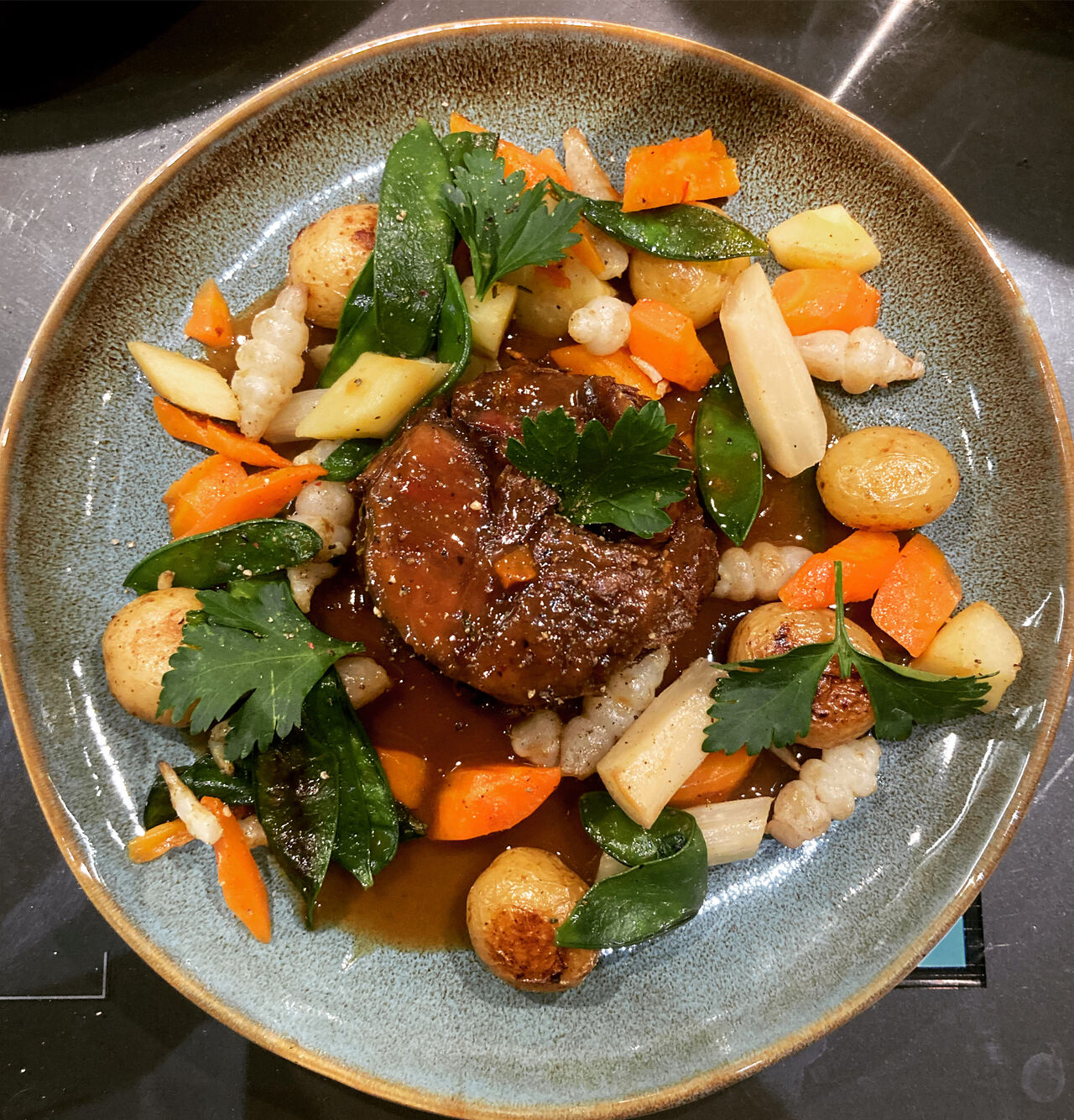 Épaule d’agneau confite 7h, légumes de saisons