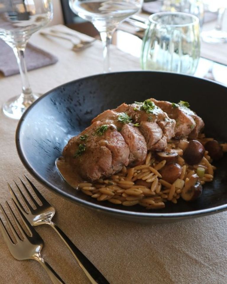 Vitela laminada com orzo