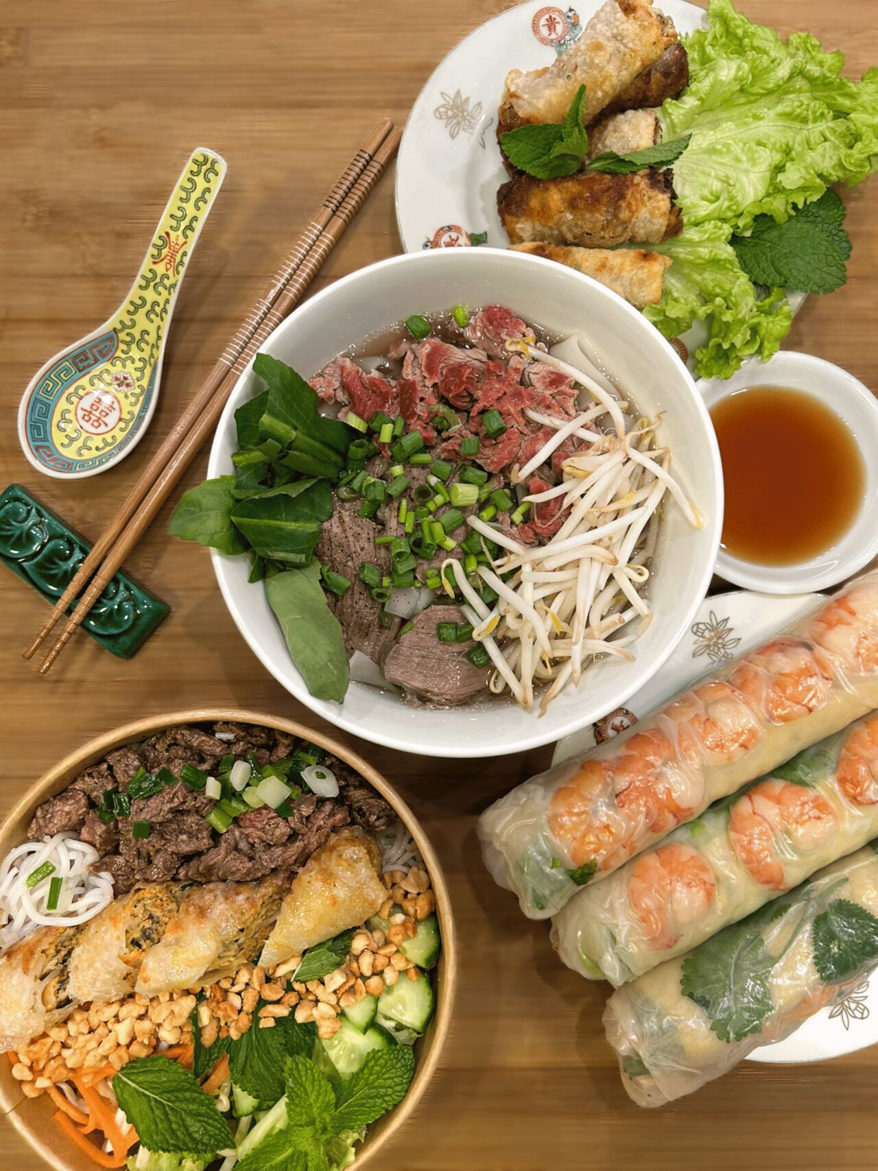 Soupe phô, bo bun, rouleaux de printemps crevettes, nems au porc