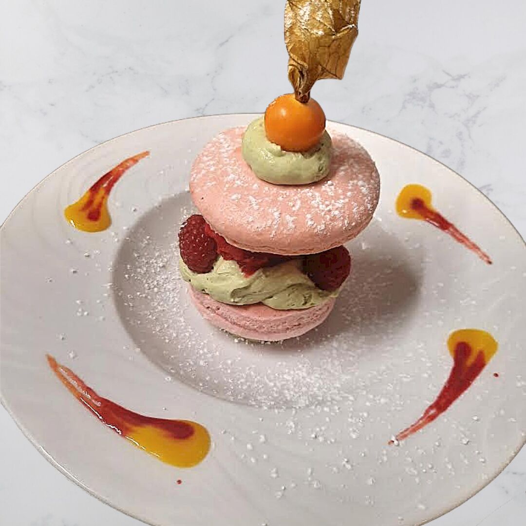 Macaron crème pistachée et glace framboise 