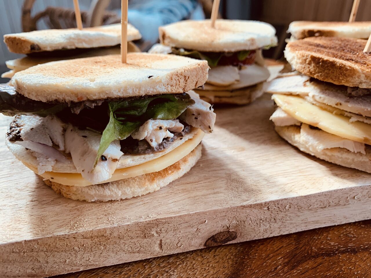 Sandwich revisité au poulet pour des clients sur le salon C’PRINT Lyon 