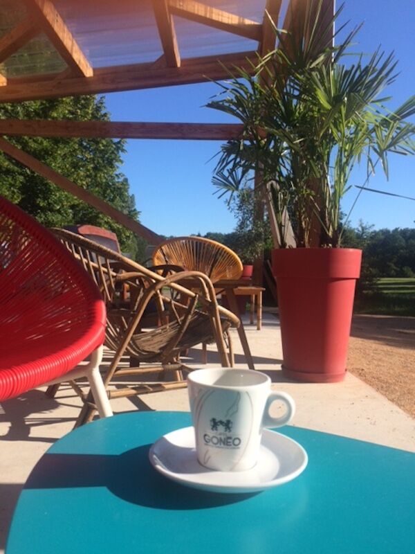 Dans un cadre bucolique et vintage, venez vous détendre autour de café lyonnais, glaces artisanales et gourmandises savoureuse