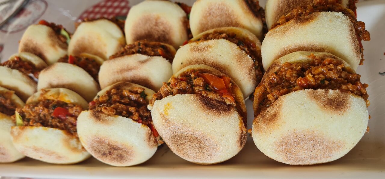 Batbout farcis au bœuf épicés et poivron rouge 