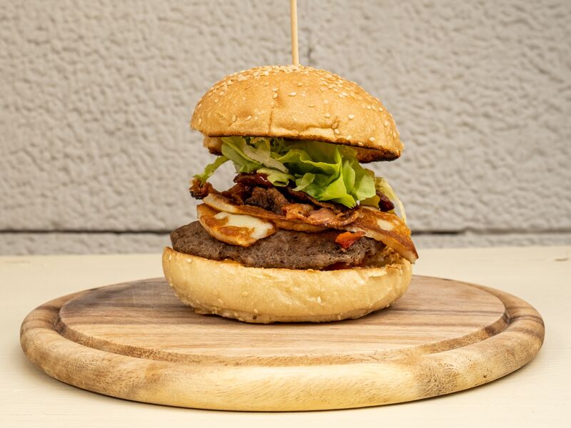 Hamburger di bovino
Caciocavallo piastrato
Bacon piastrato croccante,
Pomodorini
Salsa bbq
Salsa burger
Insalata