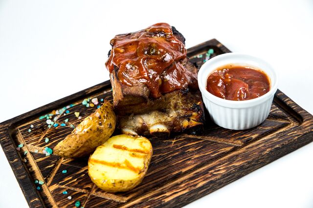 Ребро свиняче барбекю з картоплею.