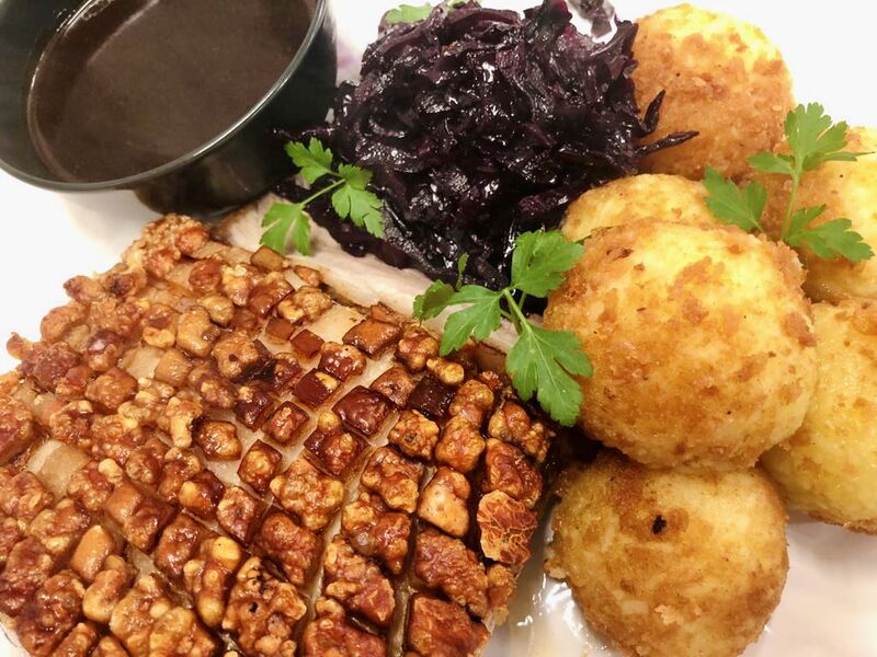 Krustenbraten mit Rotkohl und Kartoffelknödeln