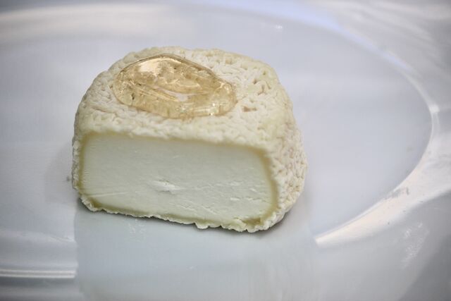 La Galette Chevrotine avec un crottin de chèvre au lait cru des noix et arrosé de miel bio