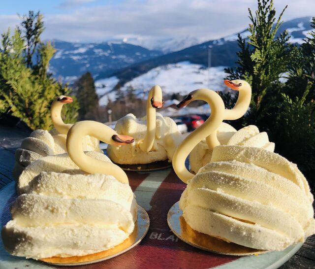 Les Cygnes
Pâte sablée, crème d’amande, confit de pêche, mousse à la pêche, ganache montée à la vanille, décor chocolat